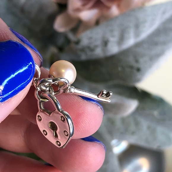 Vantel Pearls "Key to My Heart" Charm - Picture 6 of 9